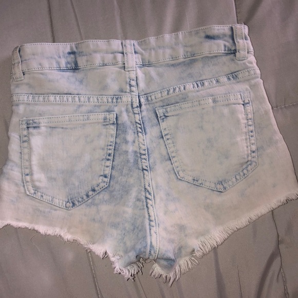 Adorable light wash shorts! - Picture 2 of 2